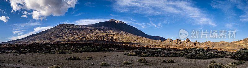 El Teide火山，Pico Viejo和Roques de garcia，从西班牙加那利群岛特内里费Teide国家公园的Llano de Ucanca俯瞰